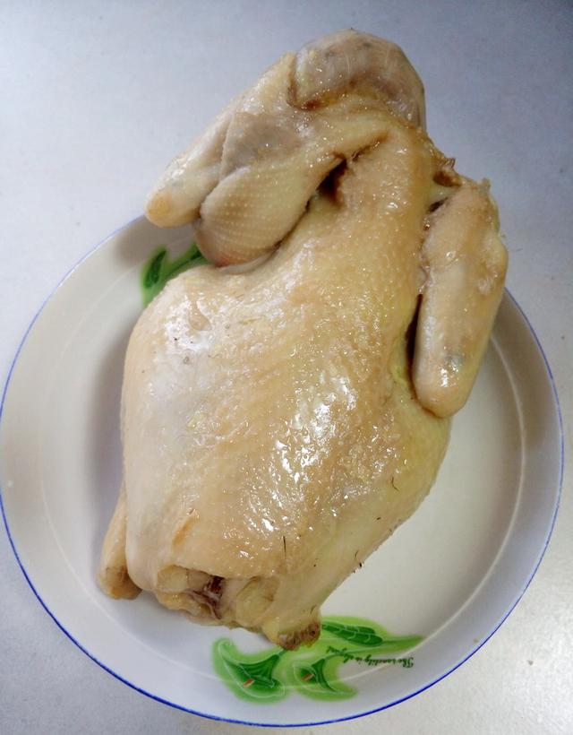 不油不膩！教你隔水蒸出「水晶雞」超簡單　婆媽讚不絕口「一隻雞都不夠吃」