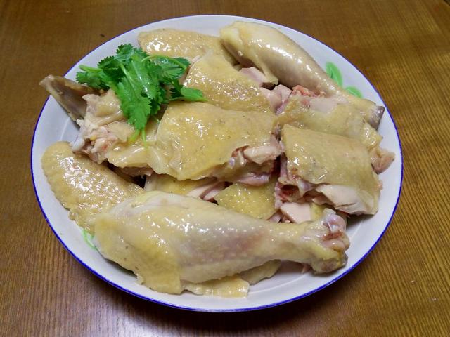 不油不膩！教你隔水蒸出「水晶雞」超簡單　婆媽讚不絕口「一隻雞都不夠吃」