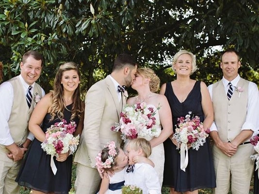 這張「新郎新娘接吻照」看起來超溫馨!但一看到「底下超大亮點」就再也回不去了