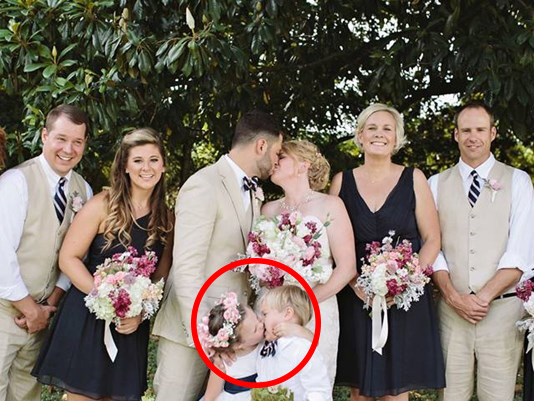 這張「新郎新娘接吻照」看起來超溫馨!但一看到「底下超大亮點」就再也回不去了