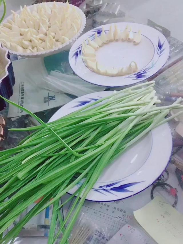 農村大嫂教你用「塑膠桶」種蒜苗，半個月後大豐收，又甜又好吃！