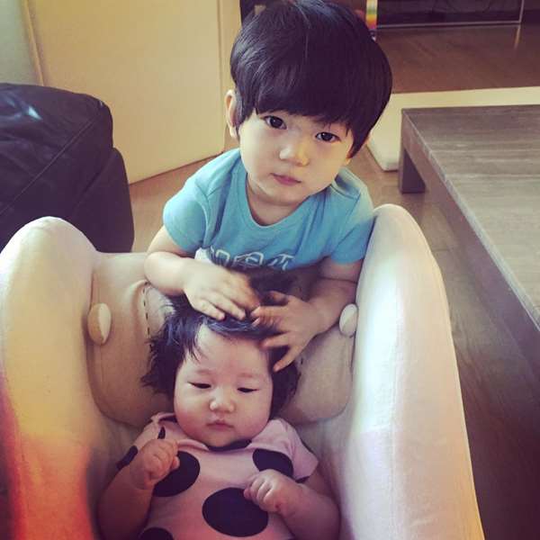 隋棠女兒7個月大時「髮量爆多」超驚人！她內疚坦承：懷第二胎時貪嘴吃了...