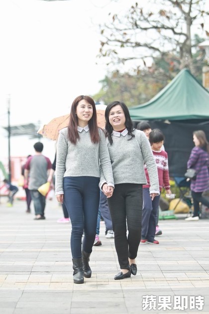 視障歌手中國發片卻「被要求整形」痛到唱不了！如今看天吃飯「郭台銘」得知立刻伸出援手