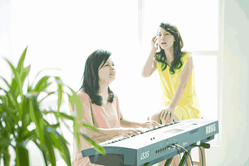 視障歌手中國發片卻「被要求整形」痛到唱不了！如今看天吃飯「郭台銘」得知立刻伸出援手