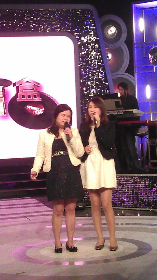 視障歌手中國發片卻「被要求整形」痛到唱不了！如今看天吃飯「郭台銘」得知立刻伸出援手