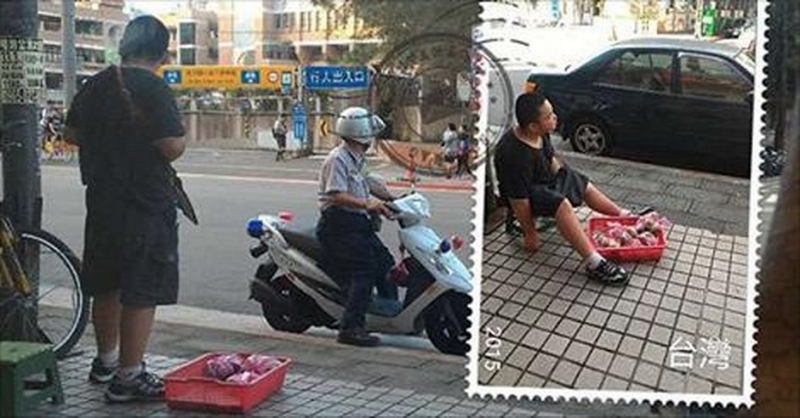 路人以為警察要停下來「驅趕賣水果小男孩」！結果卻看到此生無法忘懷的一幕