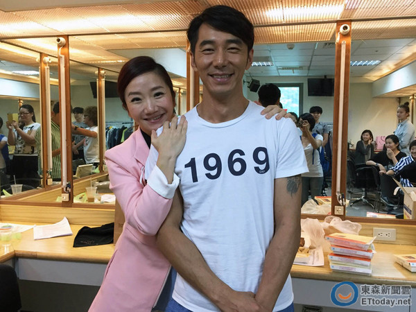 出遊打翻！陶晶瑩「白褲全醬油」污漬洗不掉　不慌不忙「走到販賣機」一秒讓褲子完好如新