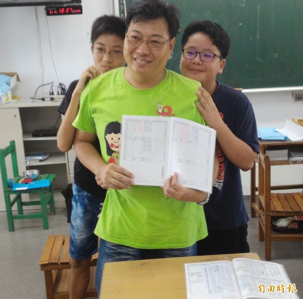 寫詩對決！國中生每天「在聯絡簿寫詩」挑戰導師　老師回到崩潰「哭笑不得」：這傢伙