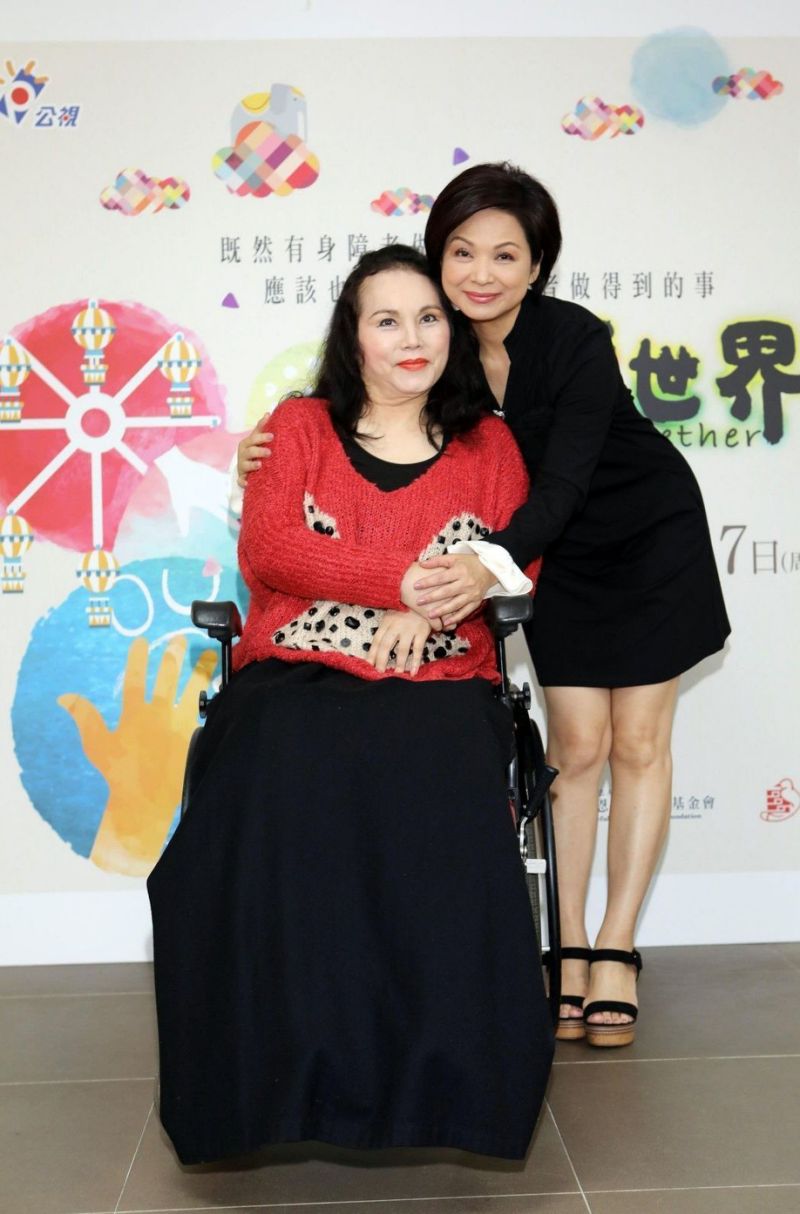 月亮歌后「輪椅上38年」終於站起來了！2度結婚、離婚決定「向前夫討回1300萬家產」