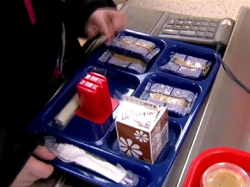 8歲兒子淚訴「同學付不出午餐錢」被欺負!他霸氣出手「付清附近99間學校欠款」百萬網友讚翻