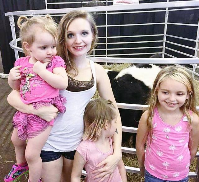 單親媽媽「帶4個孩子」雨中拋錨受困2小時!奇怪男子「敲開車窗暖舉」讓她淚流