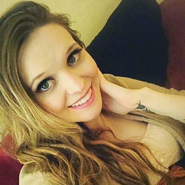 單親媽媽「帶4個孩子」雨中拋錨受困2小時!奇怪男子「敲開車窗暖舉」讓她淚流