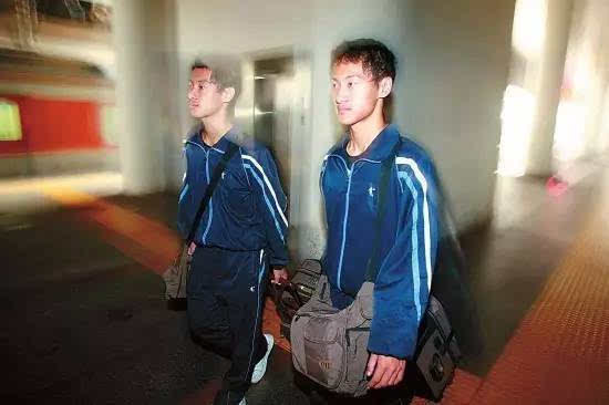 一對孿生兄弟,落榜弟弟拿了哥哥的錄取書「冒名頂替哥哥去上大學」!4年後結局跌破眼鏡