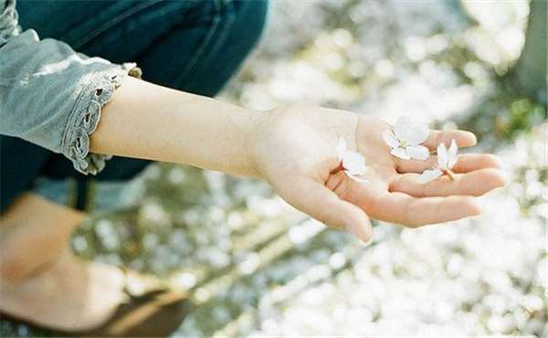 少女善心「讓座」給火車上的老人家！突然當少女「彎下腰」在場都被震撼了