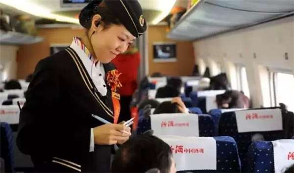 少女善心「讓座」給火車上的老人家！突然當少女「彎下腰」在場都被震撼了