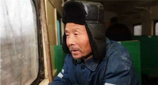 少女善心「讓座」給火車上的老人家！突然當少女「彎下腰」在場都被震撼了