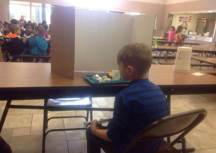 媽媽看到7歲兒子「一人落寞吃飯」原以為被同學排擠!結果卻完全心碎了