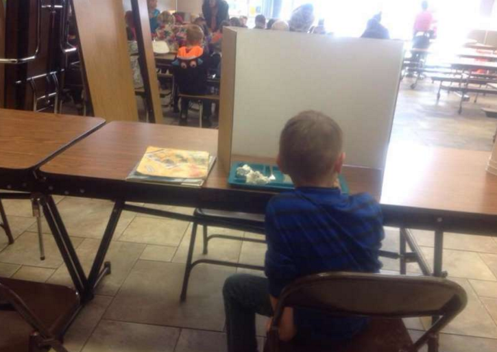 媽媽看到7歲兒子「一人落寞吃飯」原以為被同學排擠!結果卻完全心碎了