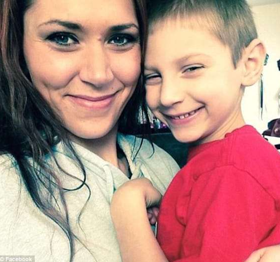 媽媽看到7歲兒子「一人落寞吃飯」原以為被同學排擠!結果卻完全心碎了