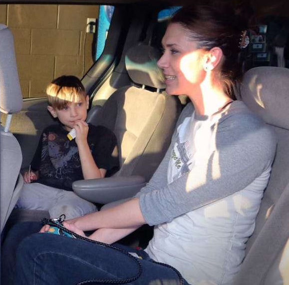 媽媽看到7歲兒子「一人落寞吃飯」原以為被同學排擠!結果卻完全心碎了