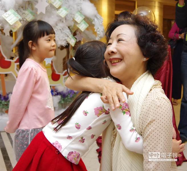 愛妻因意外失去左手「胡志強選擇原諒司機」!只因邵曉鈴說:感謝那個撞我的人