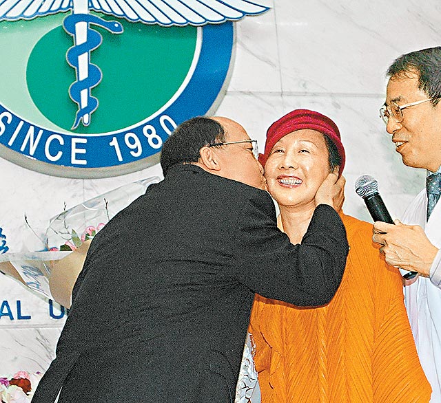 愛妻因意外失去左手「胡志強選擇原諒司機」!只因邵曉鈴說:感謝那個撞我的人