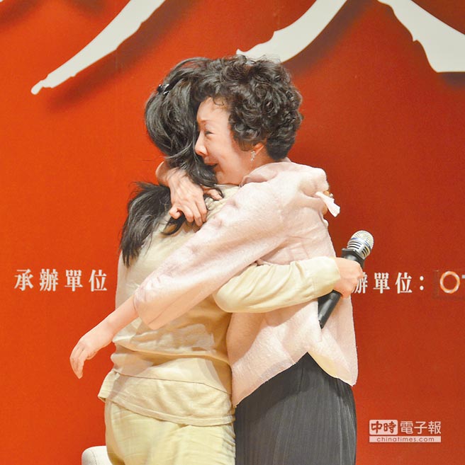 愛妻因意外失去左手「胡志強選擇原諒司機」!只因邵曉鈴說:感謝那個撞我的人