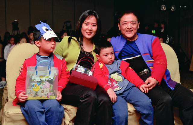 小亮哥妻子驚傳「年收入200萬」賠上健康！她坦言「腦部疑長怪東西」青春都獻給家庭