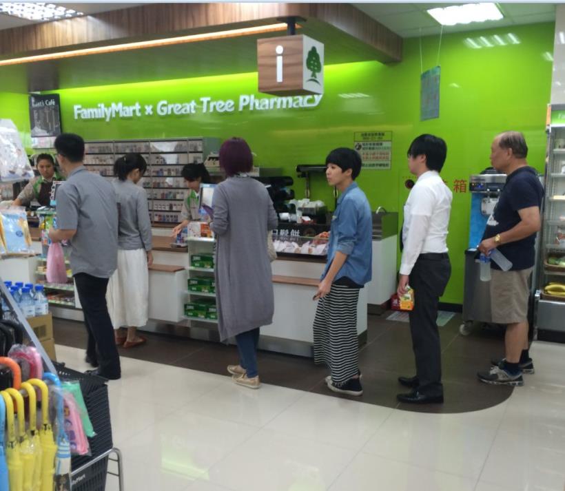 店員看見「無禮阿伯插隊」本想無視他！但前方客人乾笑兩聲後「神回應」眾人拍手叫好