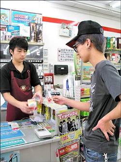 店員看見「無禮阿伯插隊」本想無視他！但前方客人乾笑兩聲後「神回應」眾人拍手叫好