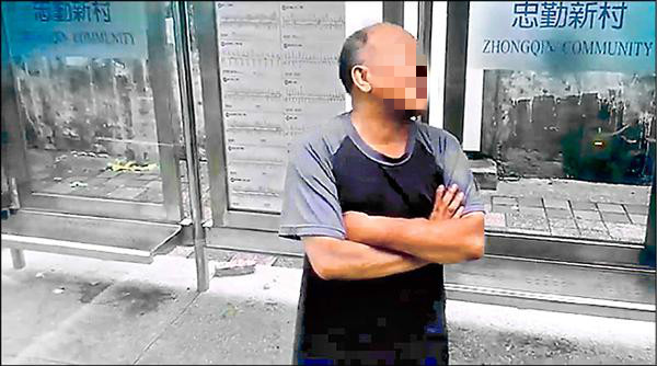 店員看見「無禮阿伯插隊」本想無視他！但前方客人乾笑兩聲後「神回應」眾人拍手叫好